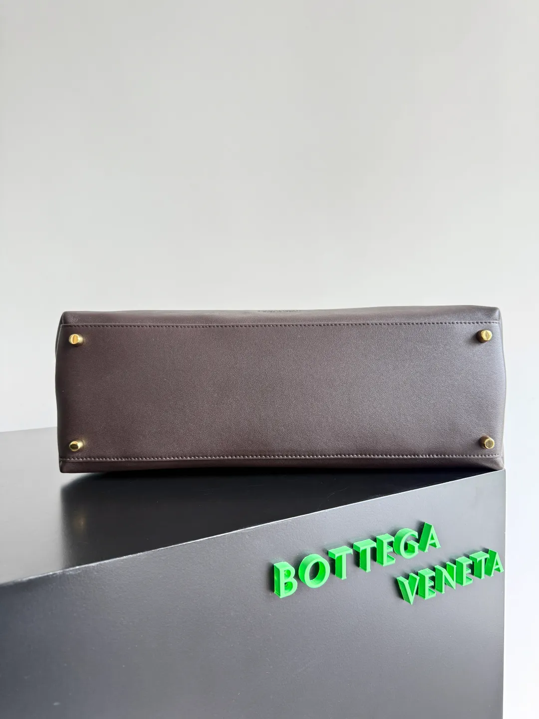 Batch 3160 BottegaVeneta Latest Ciao Ciao Bag Silky cowhide two-way flap handbag with signature twist detail, hidden hook closure, flap can be fastened to the front or attached to the INTRECCIATO woven internal pocket, comes with an adjustable and removable crossbody strap, internal compartment, and also features a zippered pocket. The surprise flap has various shapes. Style 1 - Cover the bag surface, exposing the knot and knot decoration. Style 2 - Place the flap inside the bag. A buckle is also designed. Style 3 - The U-shaped position of the top handle in the hand bag. Style No.: 826195 Size: 42*32*15cm